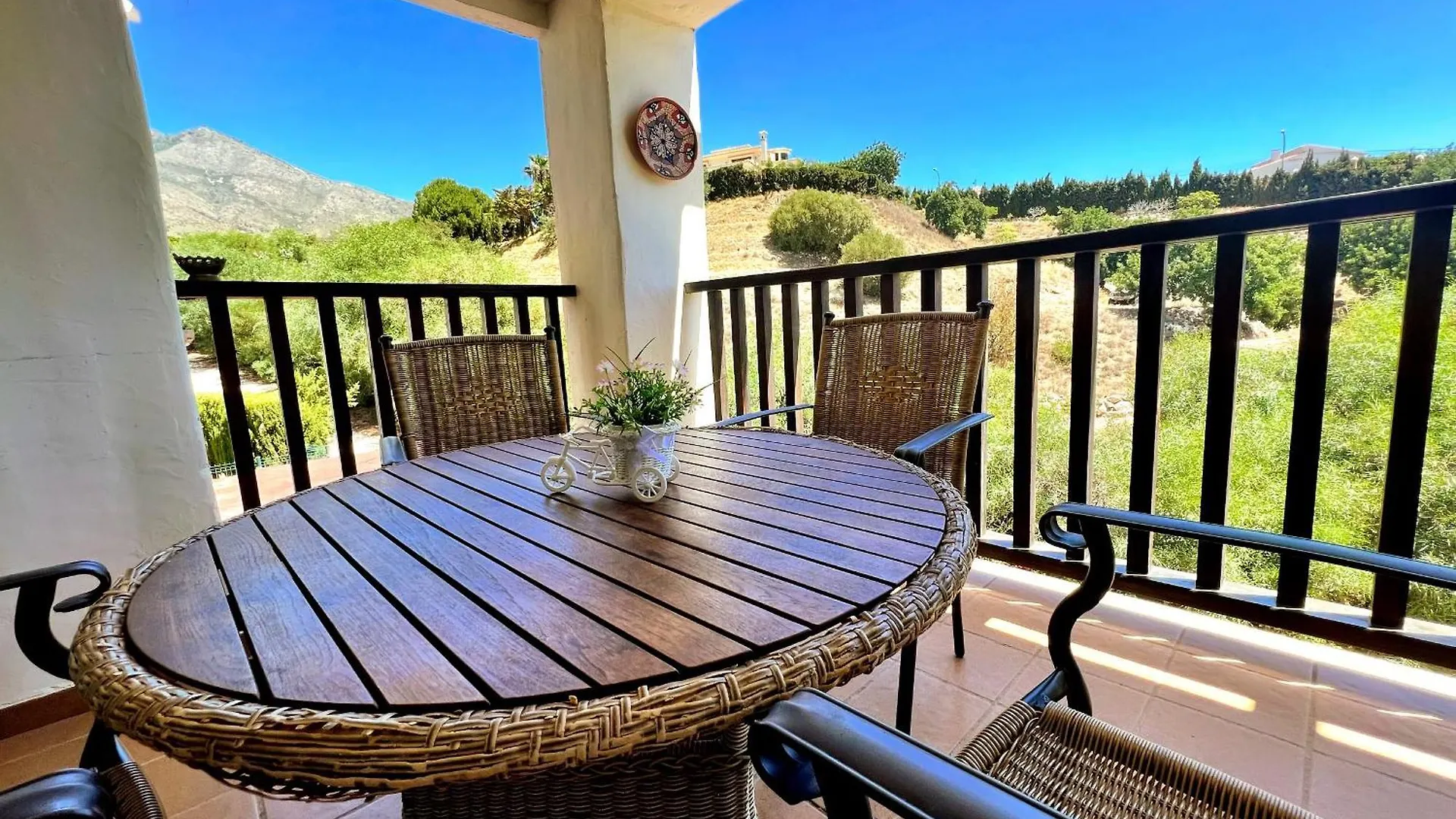 Serene Family Oasis: Poolside Retreat with Convenient Amenities Benalmadena